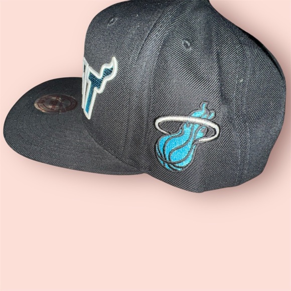 Miami Heat Hat Adult One Size Black Blue Cap Snapback Mitchell & Ness Trucker - Picture 2 of 4